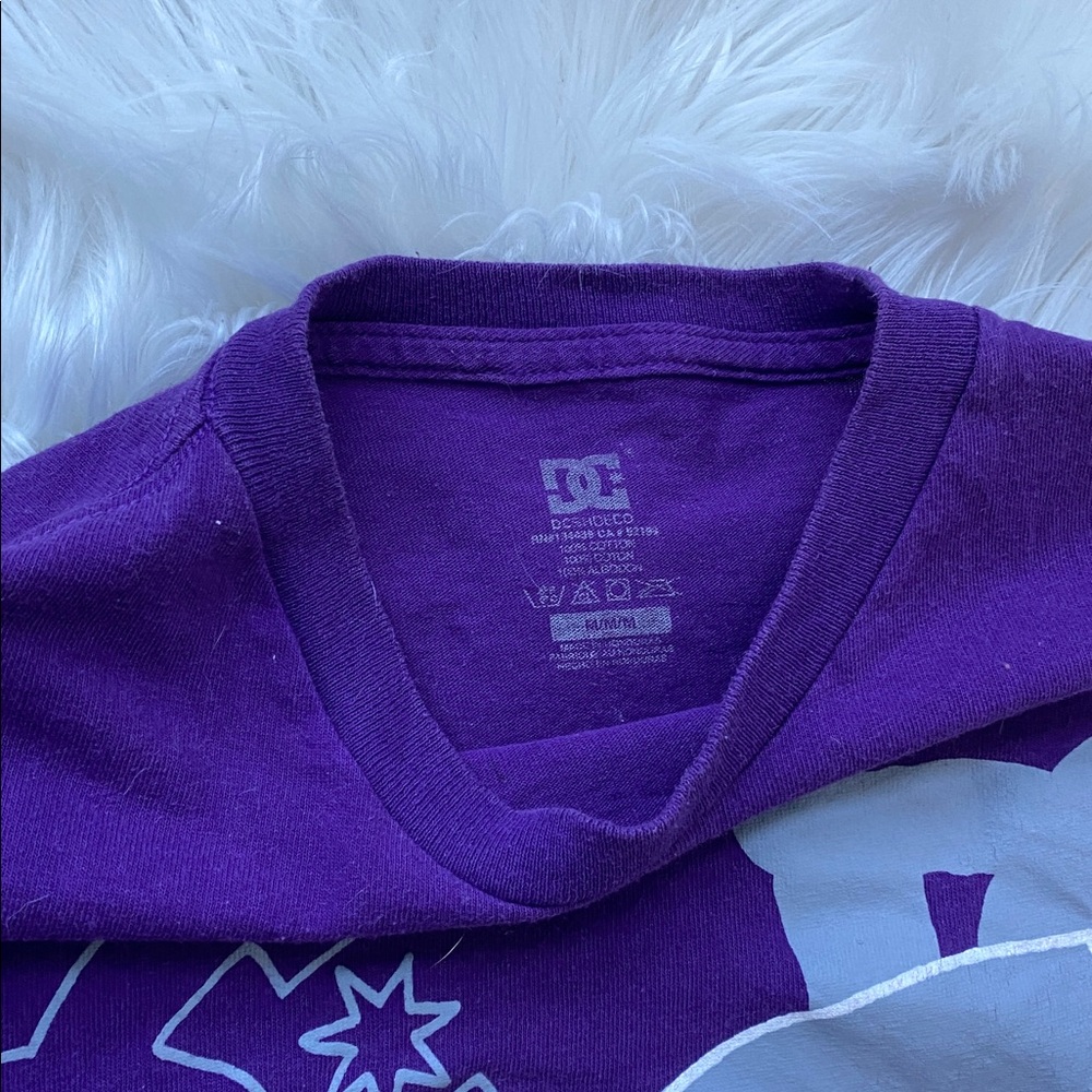 SOLD ‼️2 FOR $28 | Early 2000s DC Purple Graphic Tee - Picture 6 of 6